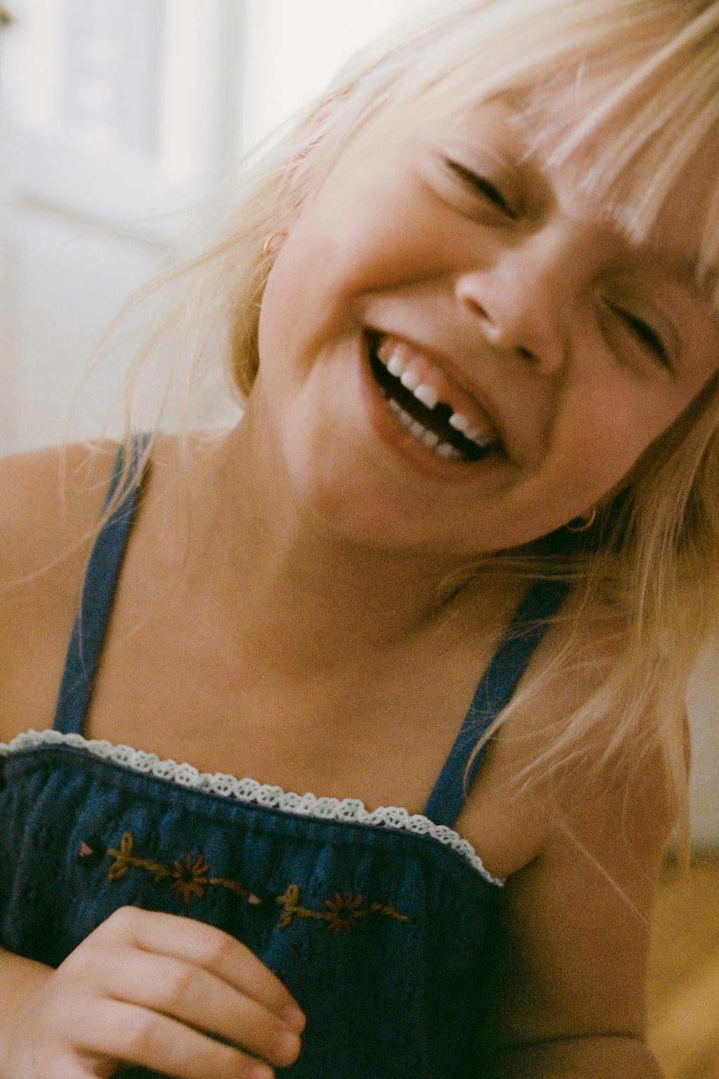 ТРИКОТАЖНЫЙ ТОП С ВЫШИВКОЙ В ВИДЕ ЦВЕТОВ И КРУЖЕВОМ