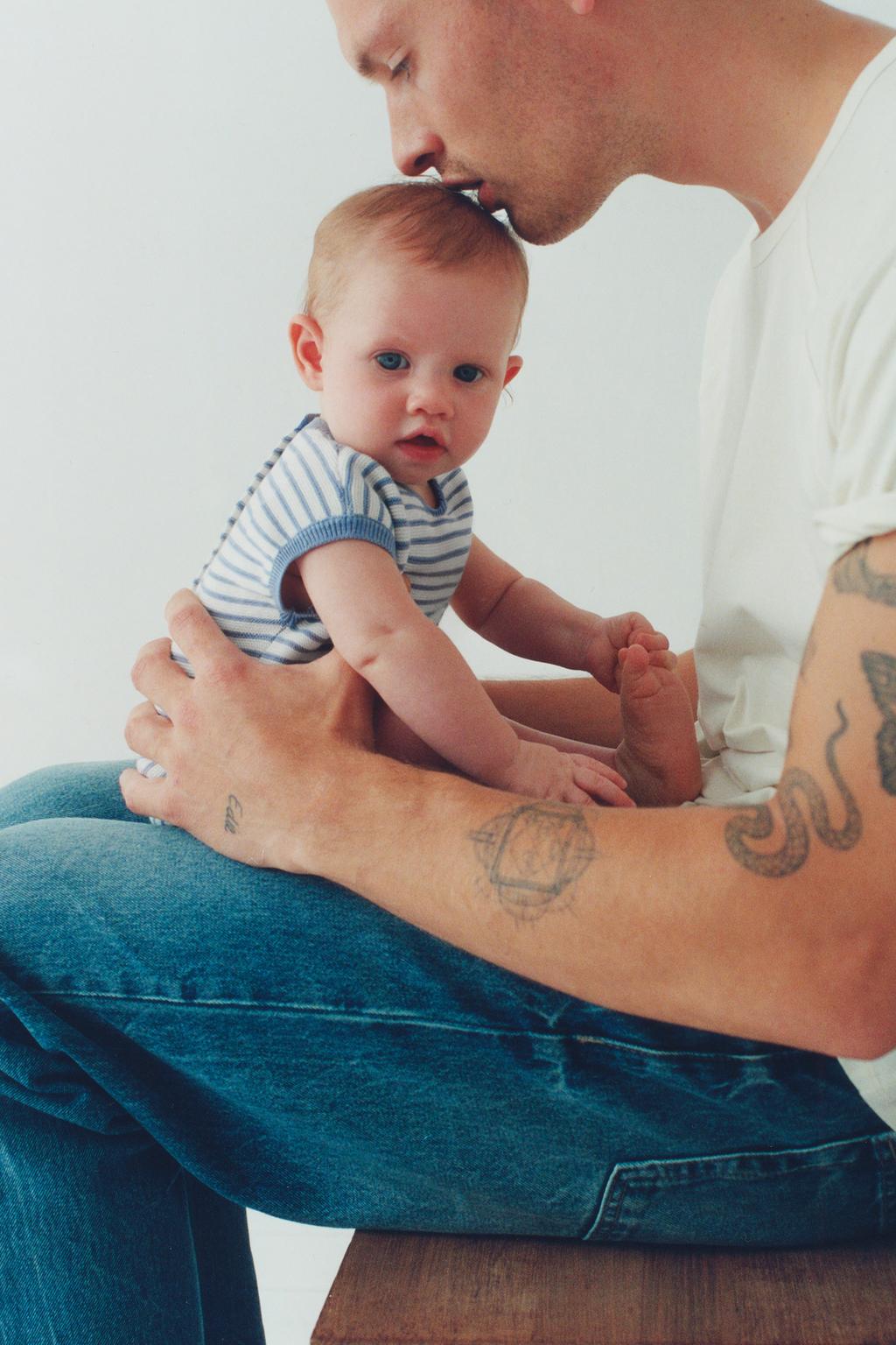 КОРОТКИЙ КОМБИНЕЗОН В ПОЛОСКУ С НАШИВКОЙ В ВИДЕ КРОЛИКА