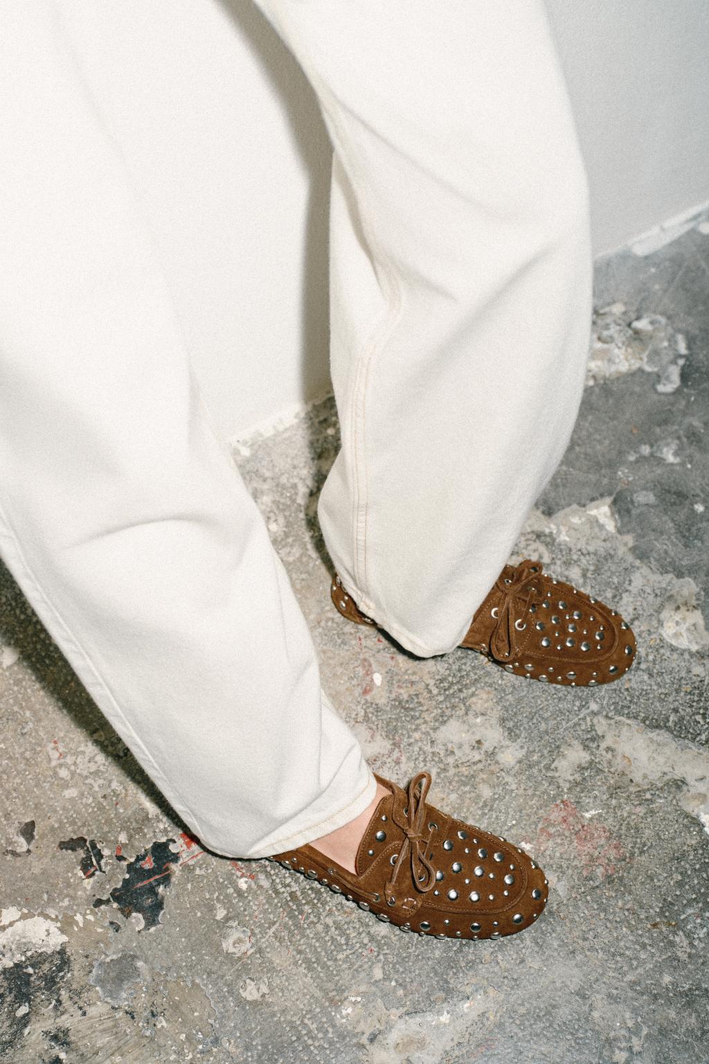 ТОПСАЙДЕРЫ ИЗ ЗАМШИ С ЗАКЛЕПКАМИ