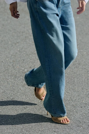 Кожаные босоножки на каблуке- Заказать в России