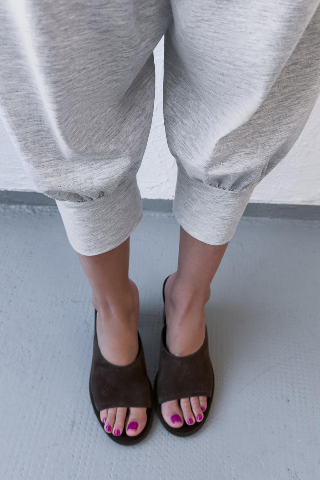 КОЖАНЫЕ САНДАЛИИ НА ШИРОКОМ КАБЛУКЕ