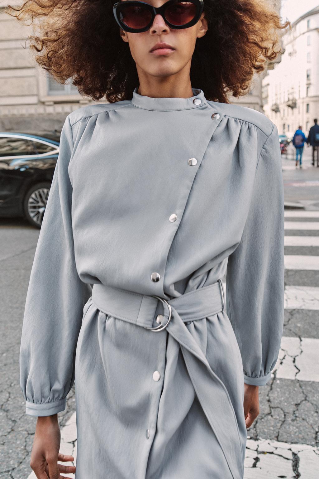 КОРОТКОЕ ПЛАТЬЕ ИЗ ИСКУССТВЕННОЙ КОЖИ С РЕМНЕМ