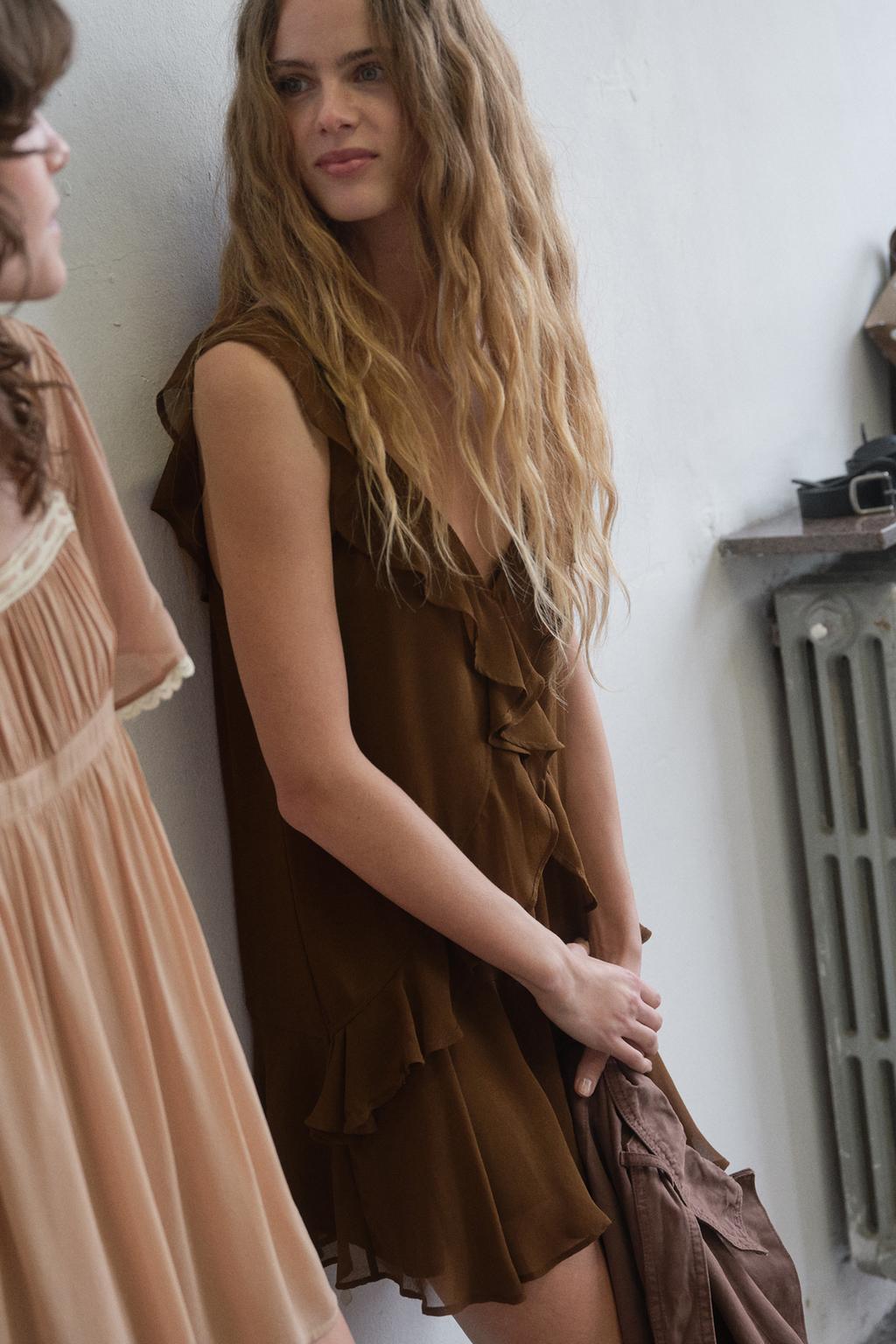 КОРОТКОЕ ПЛАТЬЕ С ВОЛАНАМИ