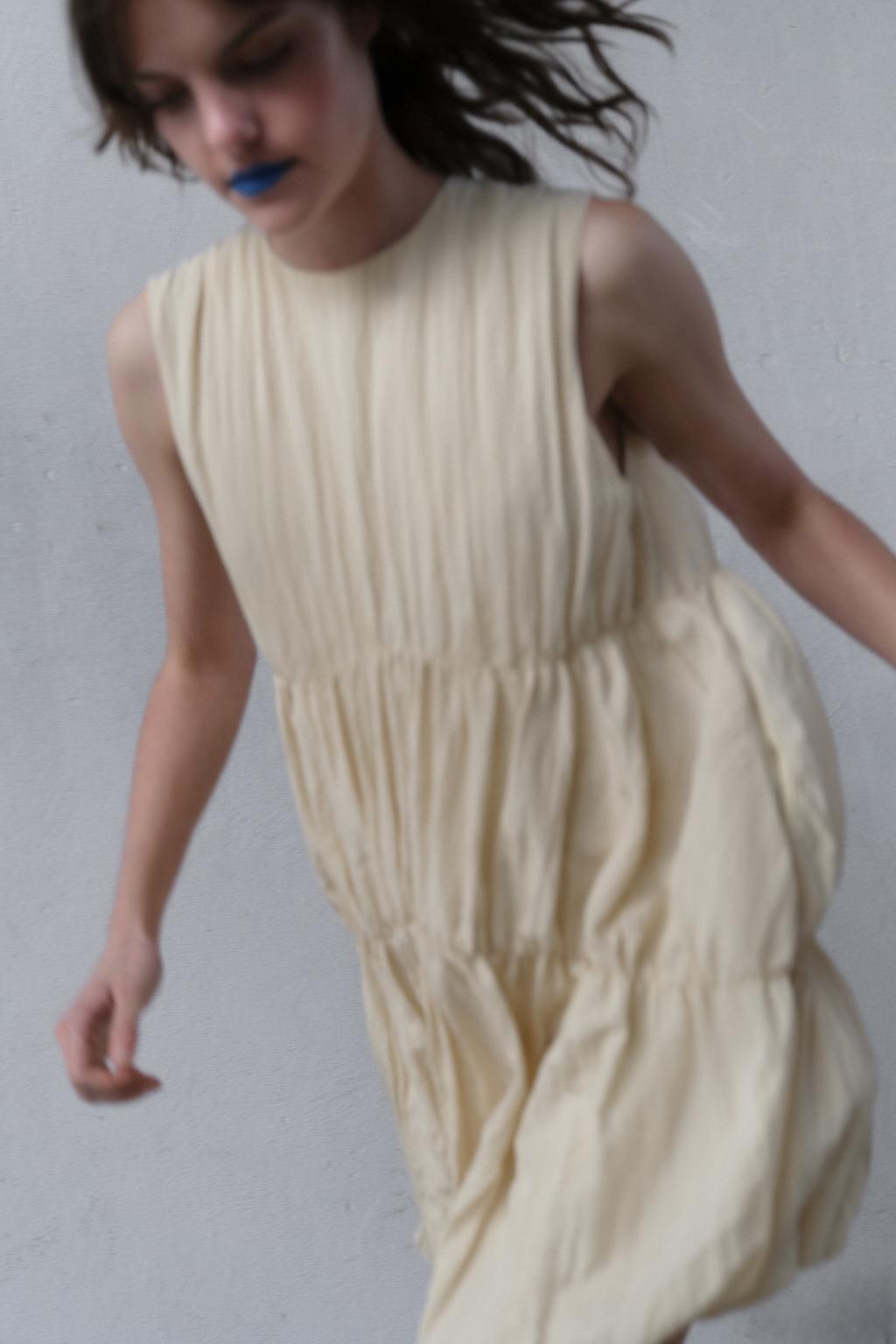 ПЛАТЬЕ СО СБОРКАМИ И ОБЪЕМНЫМ НИЗОМ