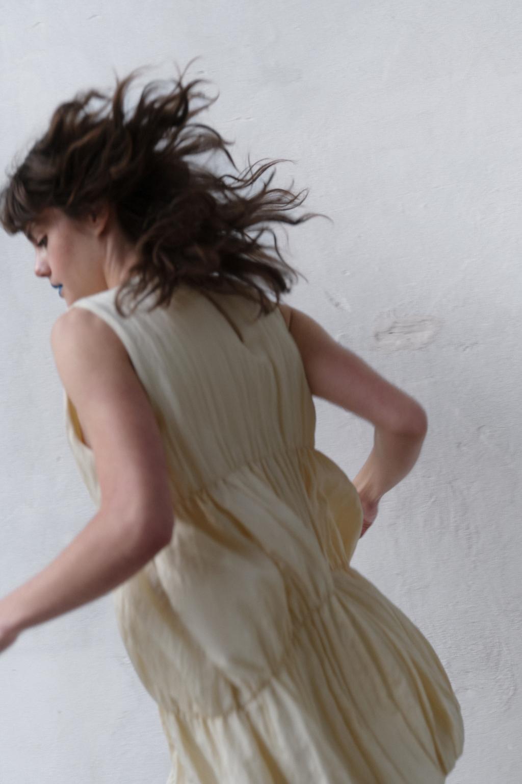 ПЛАТЬЕ СО СБОРКАМИ И ОБЪЕМНЫМ НИЗОМ