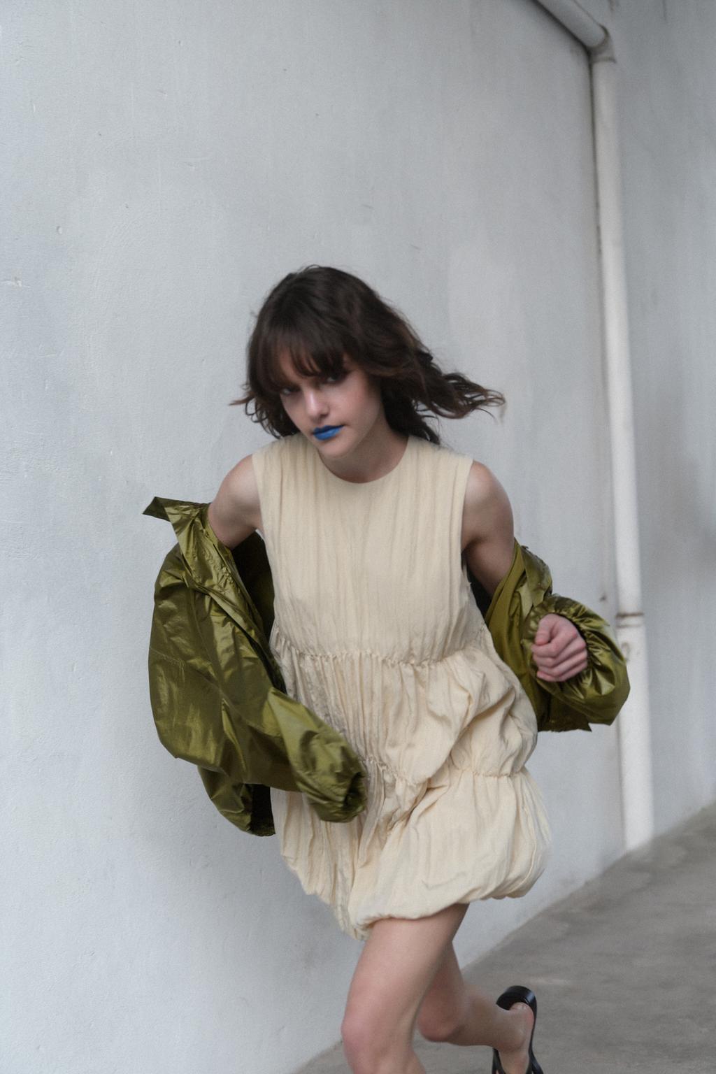 ПЛАТЬЕ СО СБОРКАМИ И ОБЪЕМНЫМ НИЗОМ