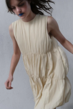 Платье со сборками и объемным низом- Заказать в России