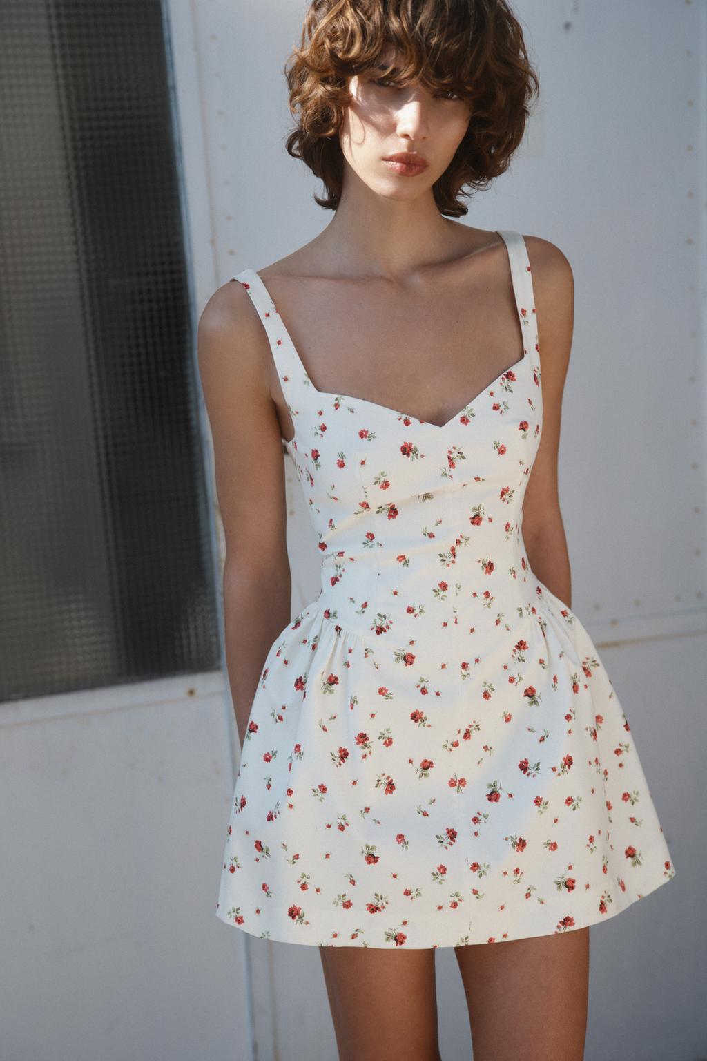 ОБЪЕМНОЕ ПЛАТЬЕ С ЦВЕТОЧНЫМ ПРИНТОМ