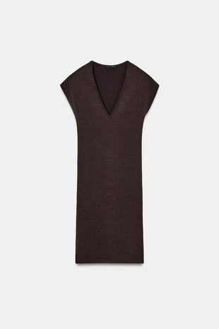 Короткое платье с V-образным вырезом