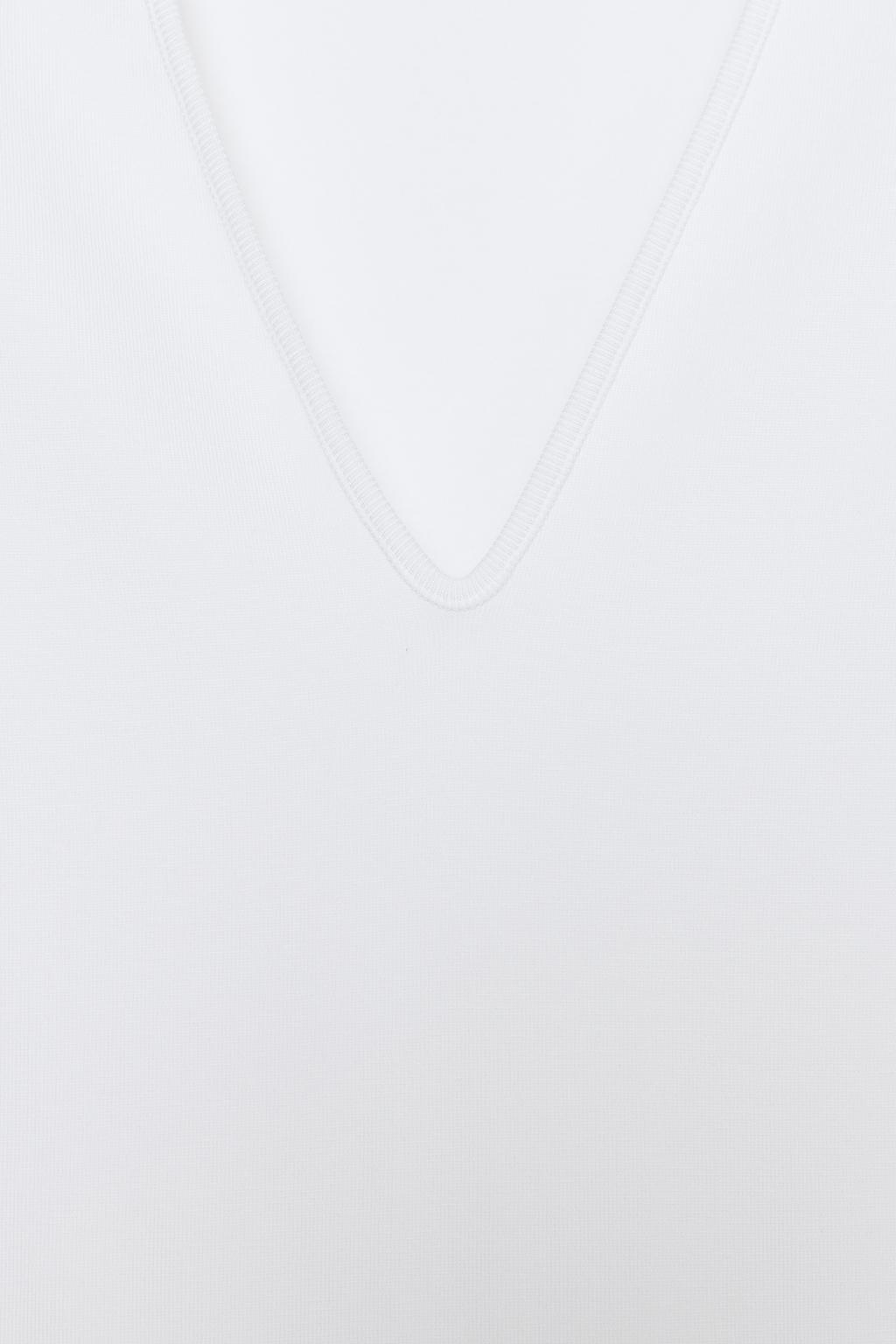 КОРОТКОЕ ПЛАТЬЕ С V-ОБРАЗНЫМ ВЫРЕЗОМ