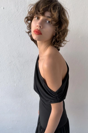 Короткое платье асимметричного кроя- Заказать в России