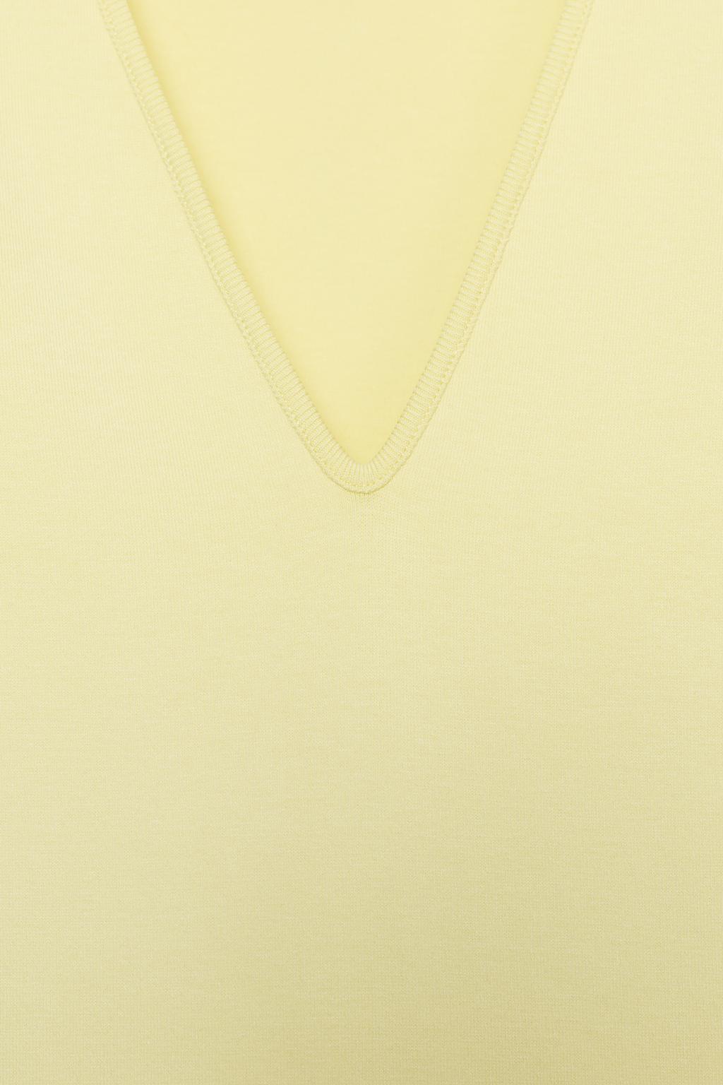 КОРОТКОЕ ПЛАТЬЕ С V-ОБРАЗНЫМ ВЫРЕЗОМ