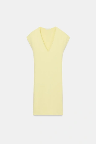 Короткое платье с V-образным вырезом