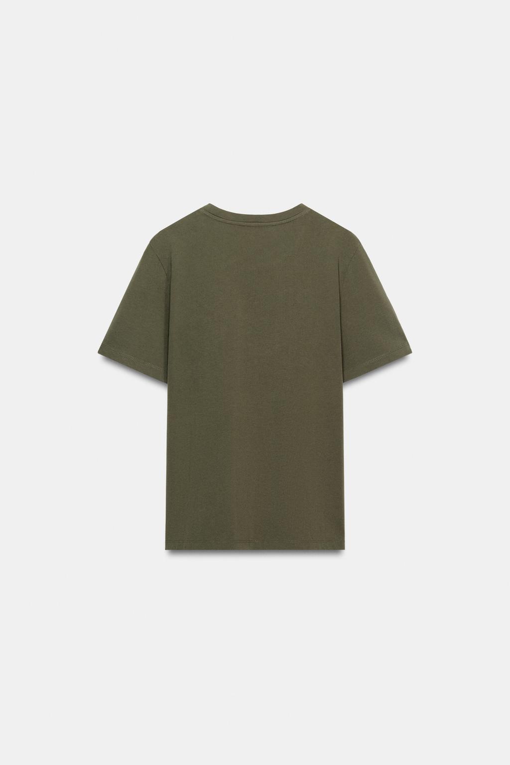 ФУТБОЛКА С ЭФФЕКТОМ ПОТЕРТОСТИ И МЕТАЛЛИЧЕСКИМИ ЭЛЕМЕНТАМИ