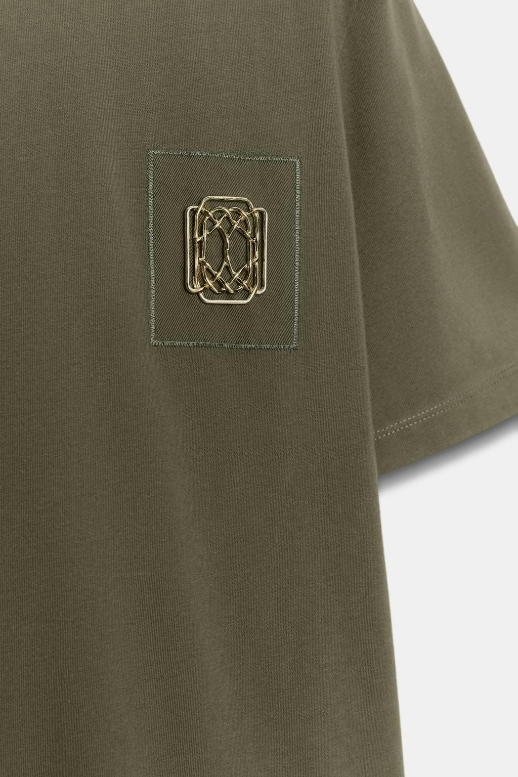 ФУТБОЛКА С ЭФФЕКТОМ ПОТЕРТОСТИ И МЕТАЛЛИЧЕСКИМИ ЭЛЕМЕНТАМИ