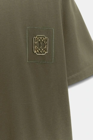 Футболка с эффектом потертости и металлическими элементами