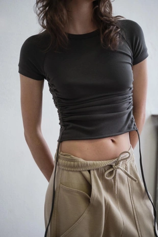 Футболка с регулируемыми сборками