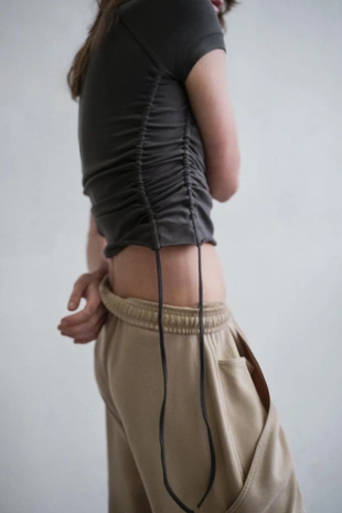 Футболка с регулируемыми сборками