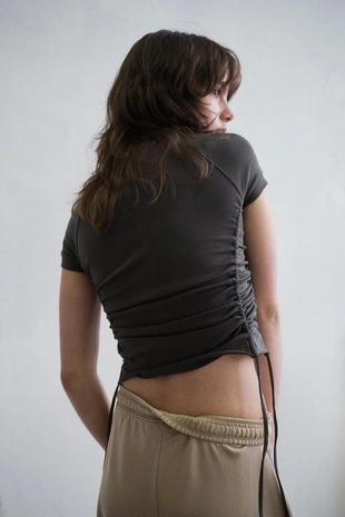 Футболка с регулируемыми сборками