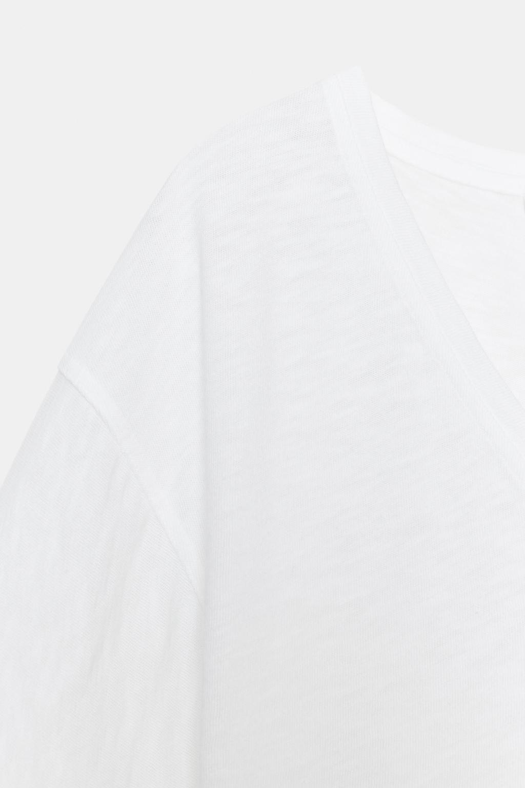 ФУТБОЛКА С V-ОБРАЗНЫМ ВЫРЕЗОМ