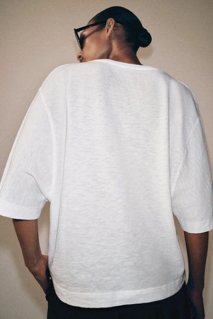 Футболка с V-образным вырезом