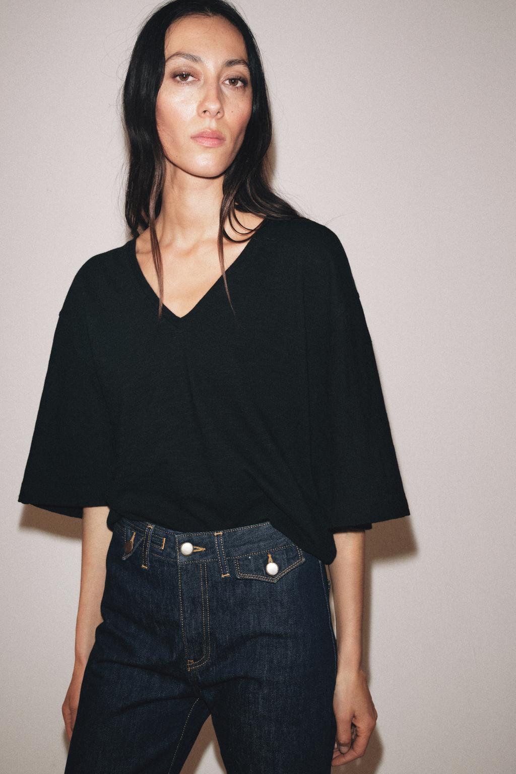 ФУТБОЛКА С V-ОБРАЗНЫМ ВЫРЕЗОМ