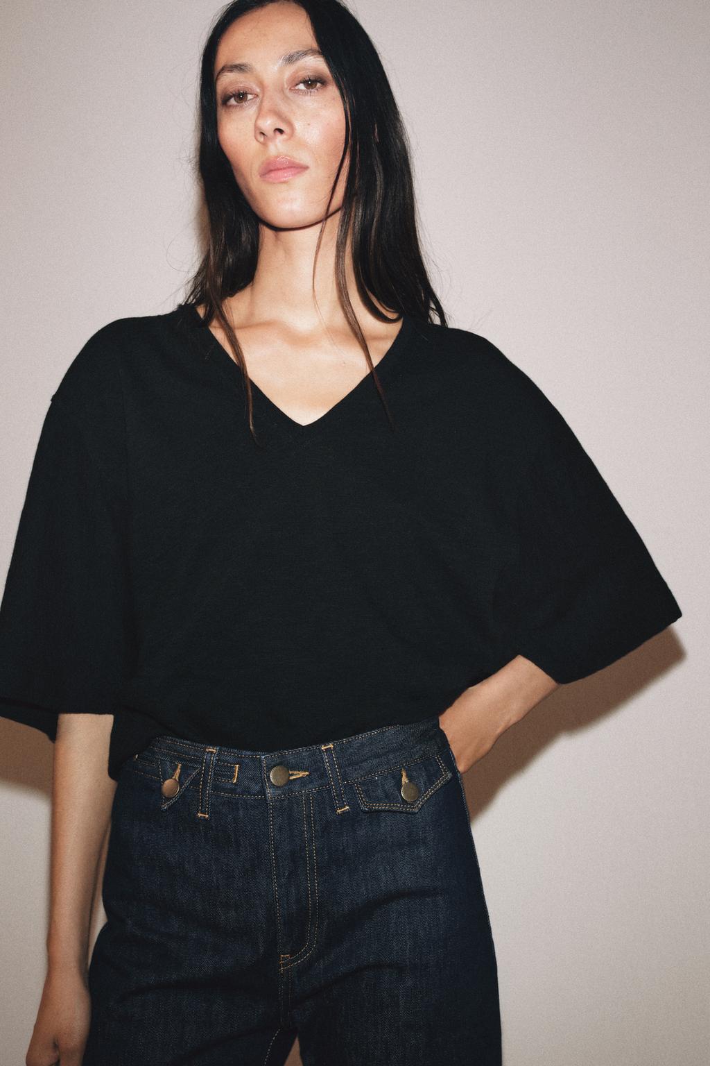 ФУТБОЛКА С V-ОБРАЗНЫМ ВЫРЕЗОМ