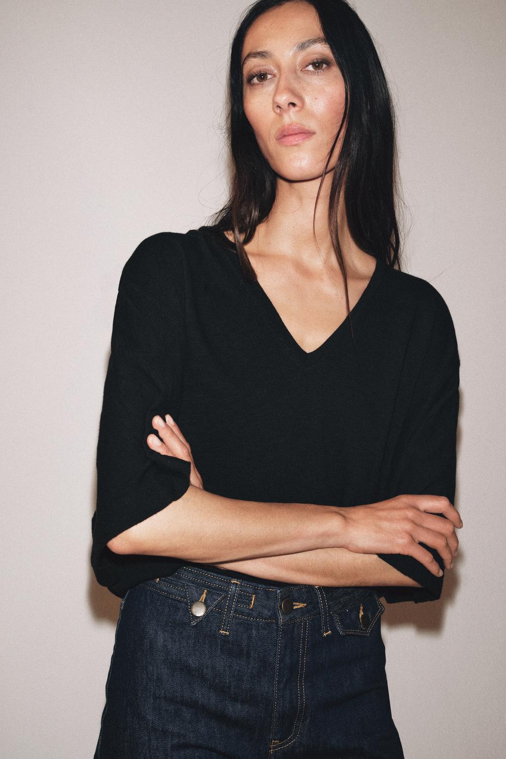 ФУТБОЛКА С V-ОБРАЗНЫМ ВЫРЕЗОМ