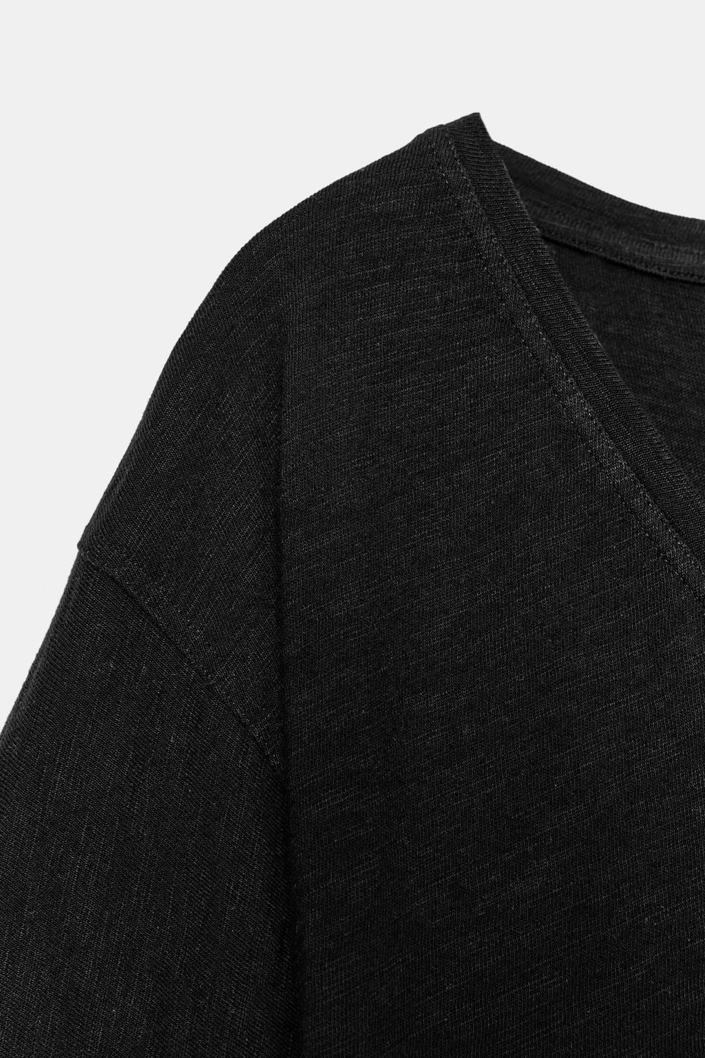 ФУТБОЛКА С V-ОБРАЗНЫМ ВЫРЕЗОМ