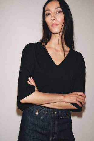 Футболка с V-образным вырезом- Заказать в России