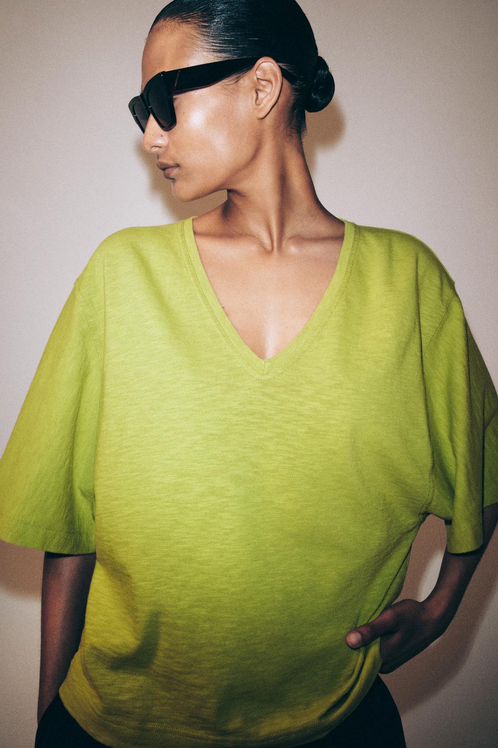 ФУТБОЛКА С V-ОБРАЗНЫМ ВЫРЕЗОМ