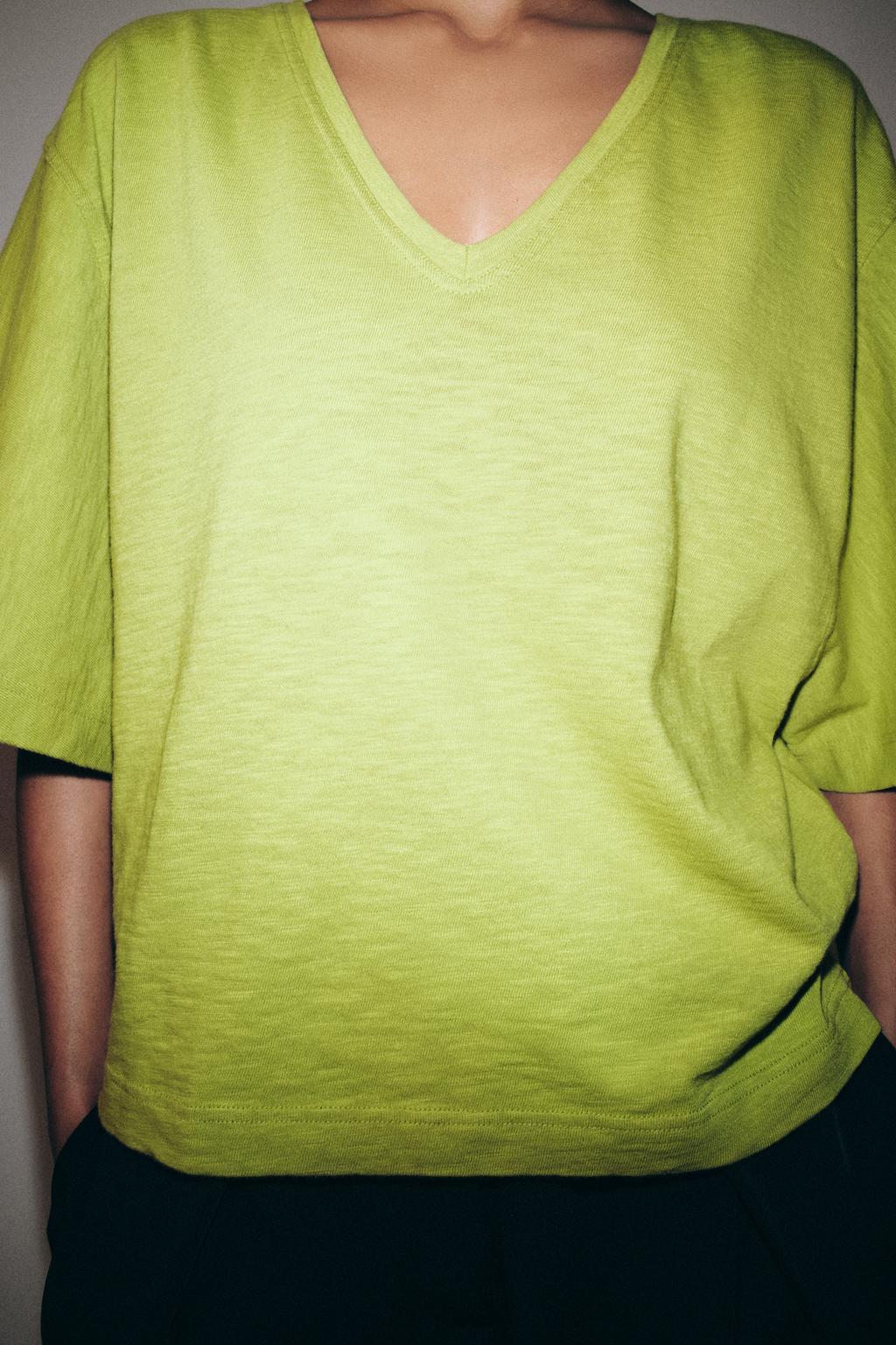 ФУТБОЛКА С V-ОБРАЗНЫМ ВЫРЕЗОМ