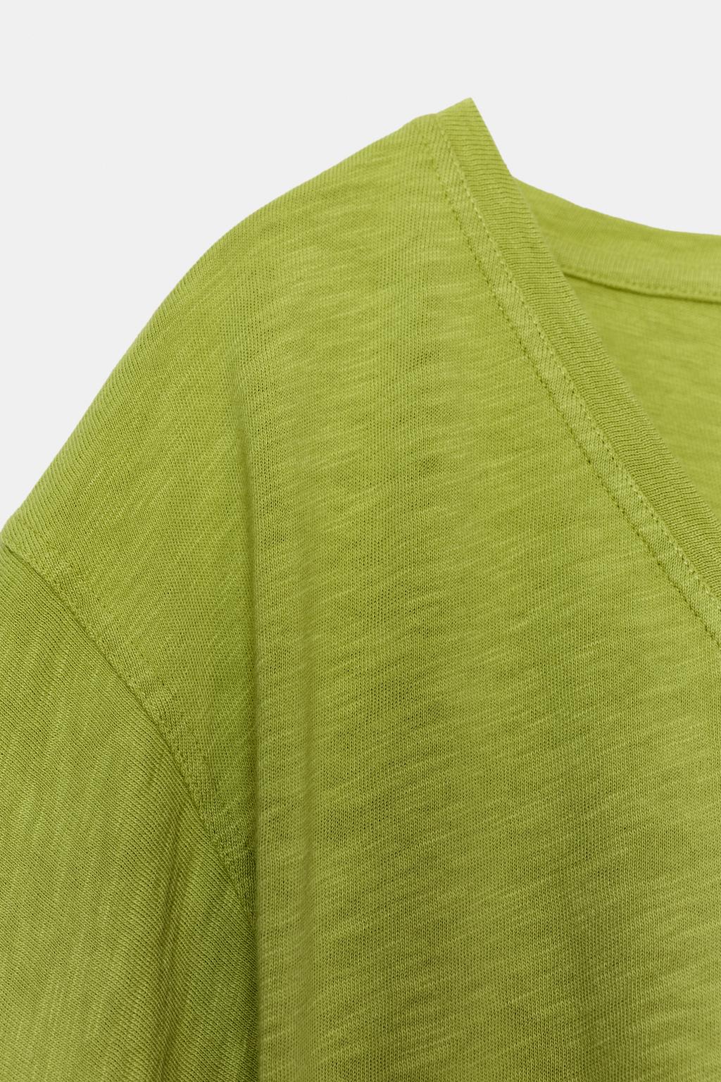 ФУТБОЛКА С V-ОБРАЗНЫМ ВЫРЕЗОМ