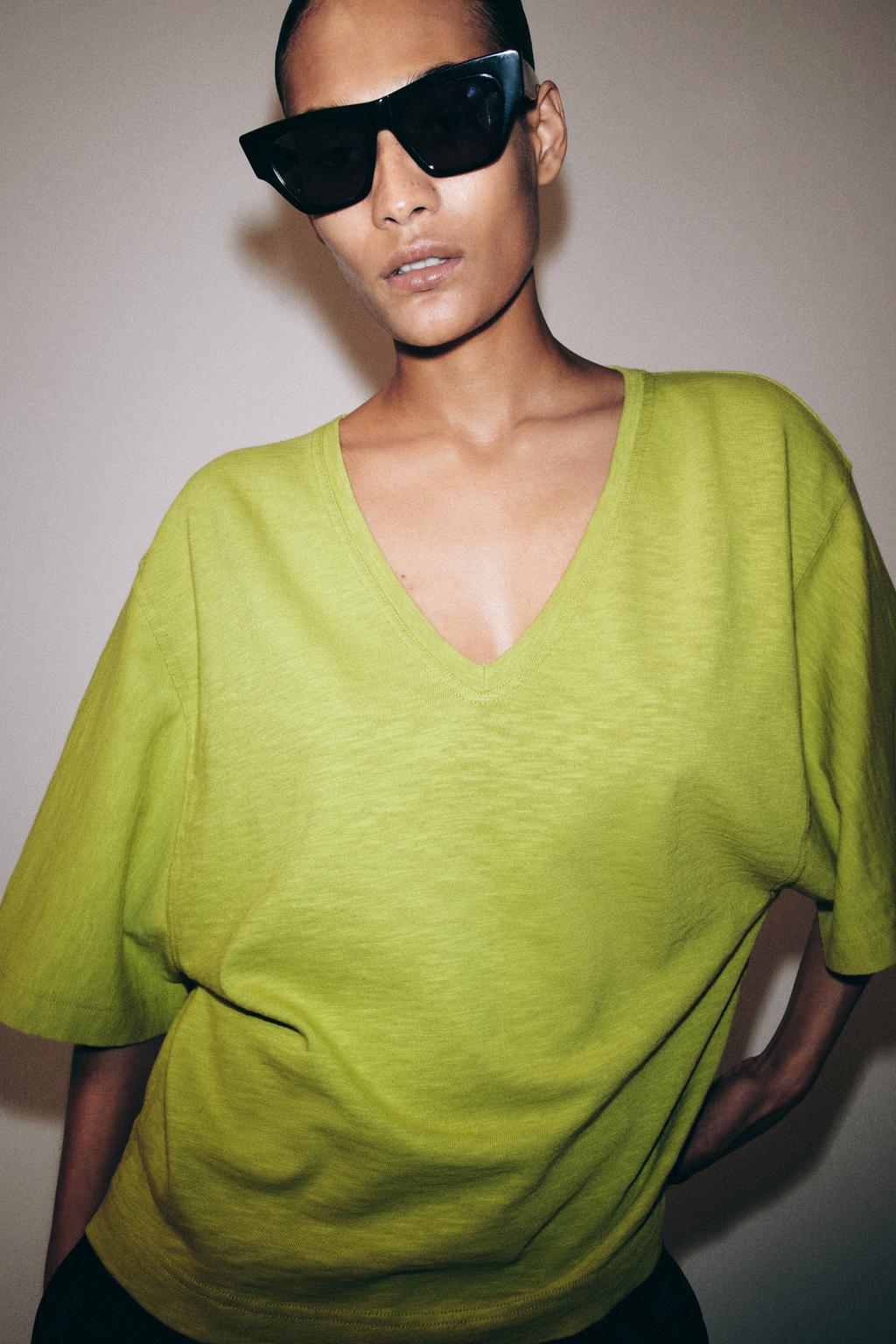 ФУТБОЛКА С V-ОБРАЗНЫМ ВЫРЕЗОМ