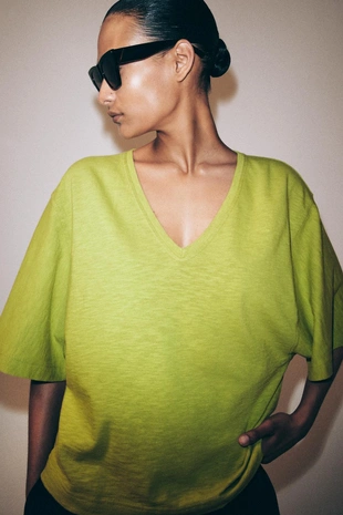 Футболка с V-образным вырезом