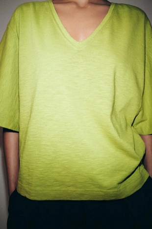 Футболка с V-образным вырезом