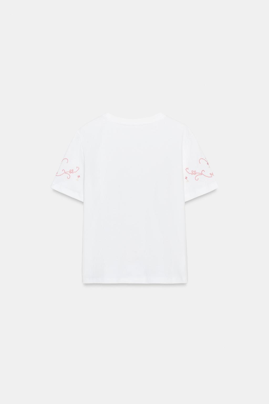 ФУТБОЛКА С КОНТРАСТНОЙ ВЫШИВКОЙ