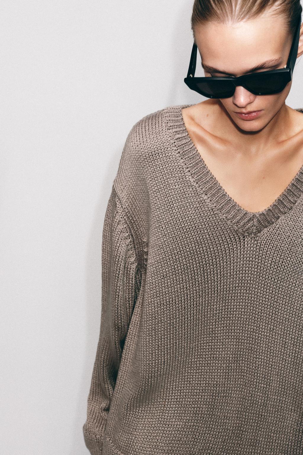 СВИТЕР КРУПНОЙ ВЯЗКИ С V-ОБРАЗНЫМ ВЫРЕЗОМ