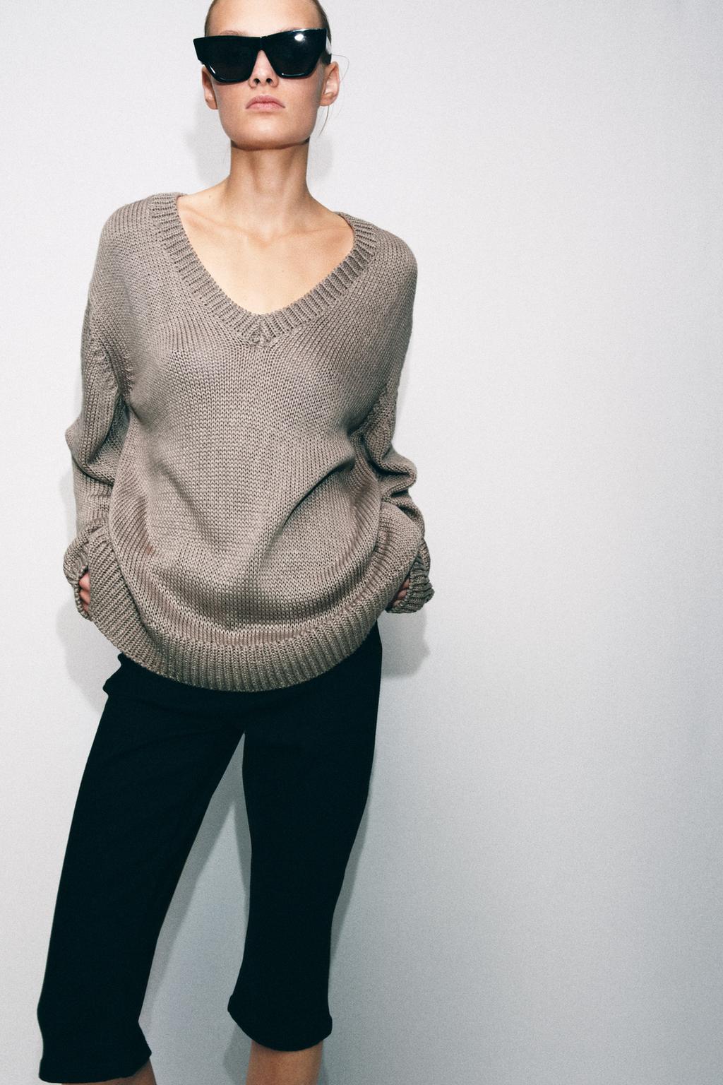 СВИТЕР КРУПНОЙ ВЯЗКИ С V-ОБРАЗНЫМ ВЫРЕЗОМ