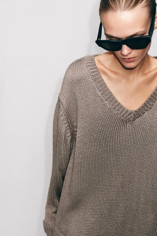 Свитер крупной вязки с V-образным вырезом- Заказать в России