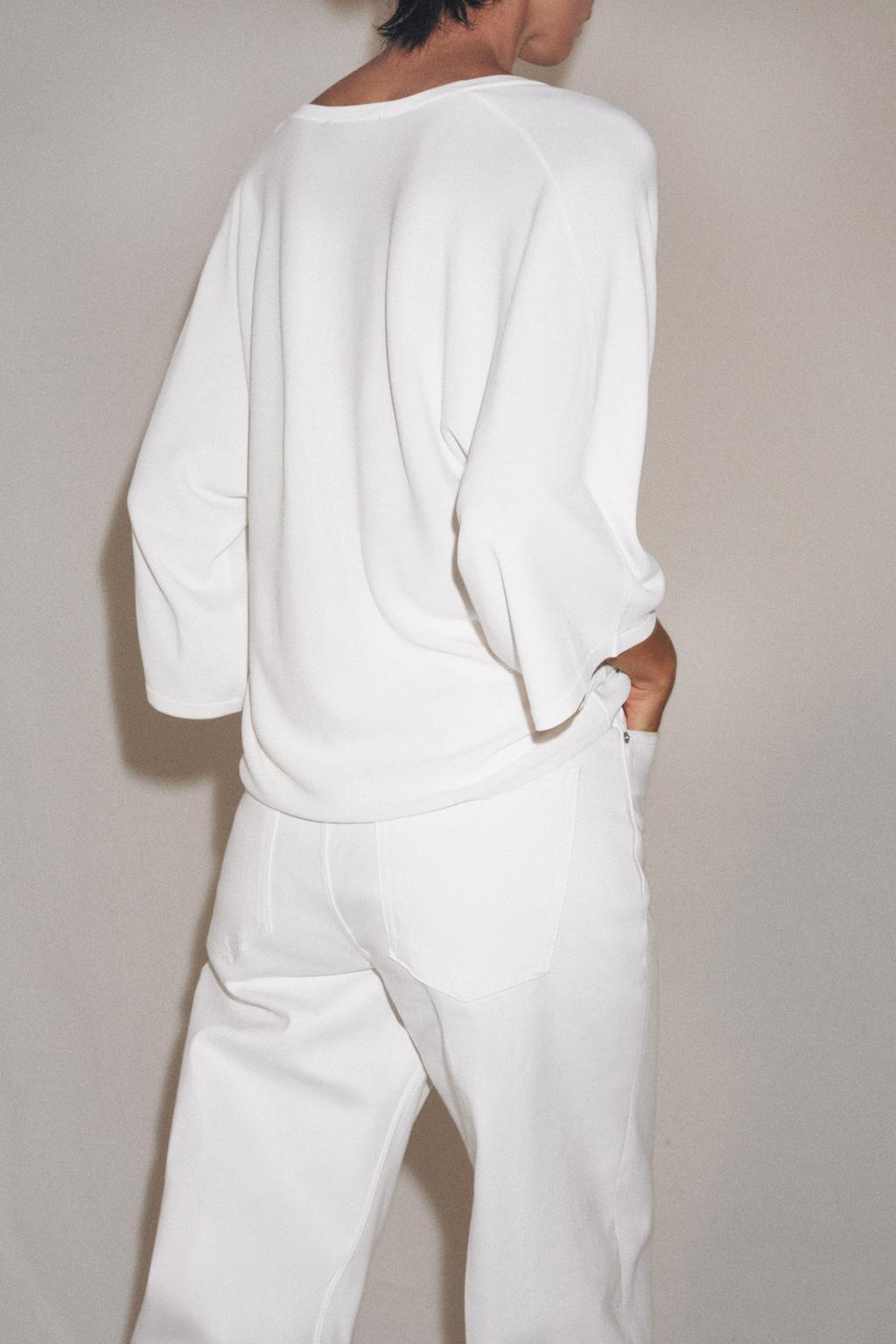 СВОБОДНЫЙ ДЖЕМПЕР С V-ОБРАЗНЫМ ВЫРЕЗОМ