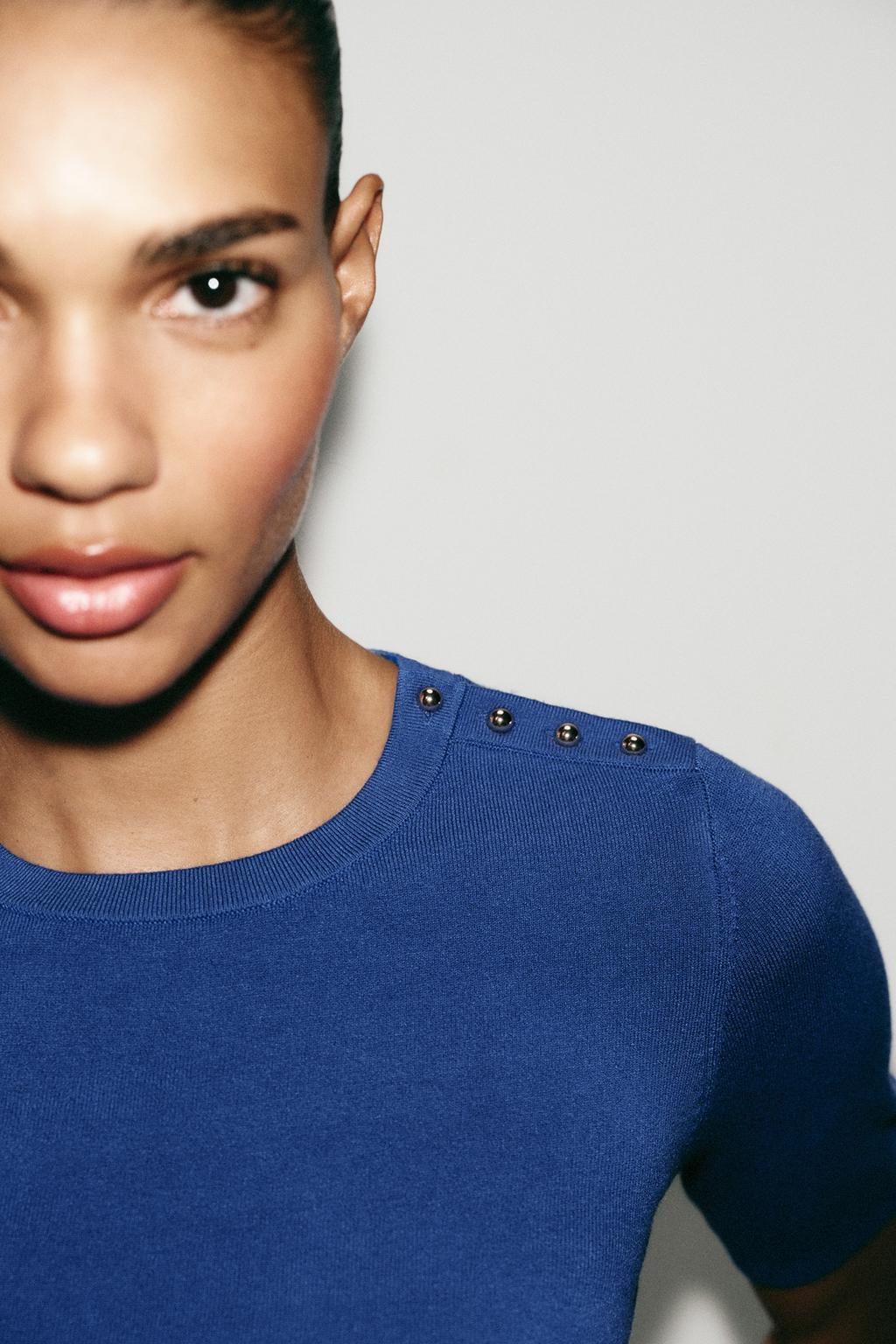 БАЗОВЫЙ ТРИКОТАЖНЫЙ ДЖЕМПЕР С КОРОТКИМИ РУКАВАМИ