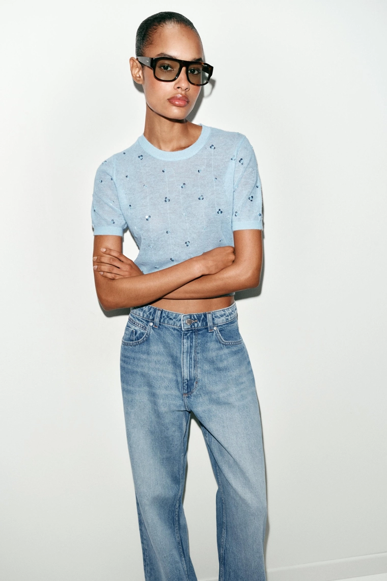 Трикотажный топ с карманными пайетками и короткими рукавами