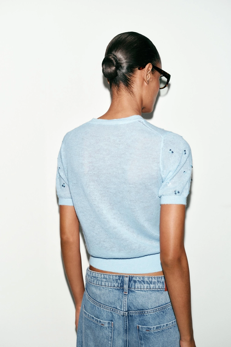 Трикотажный топ с карманными пайетками и короткими рукавами