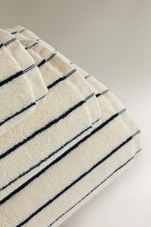 Полосатое полотенце для ванны
