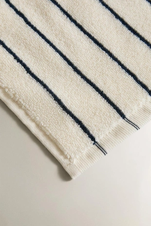 Полосатое полотенце для ванны