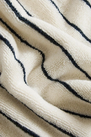 Полосатое полотенце для ванны