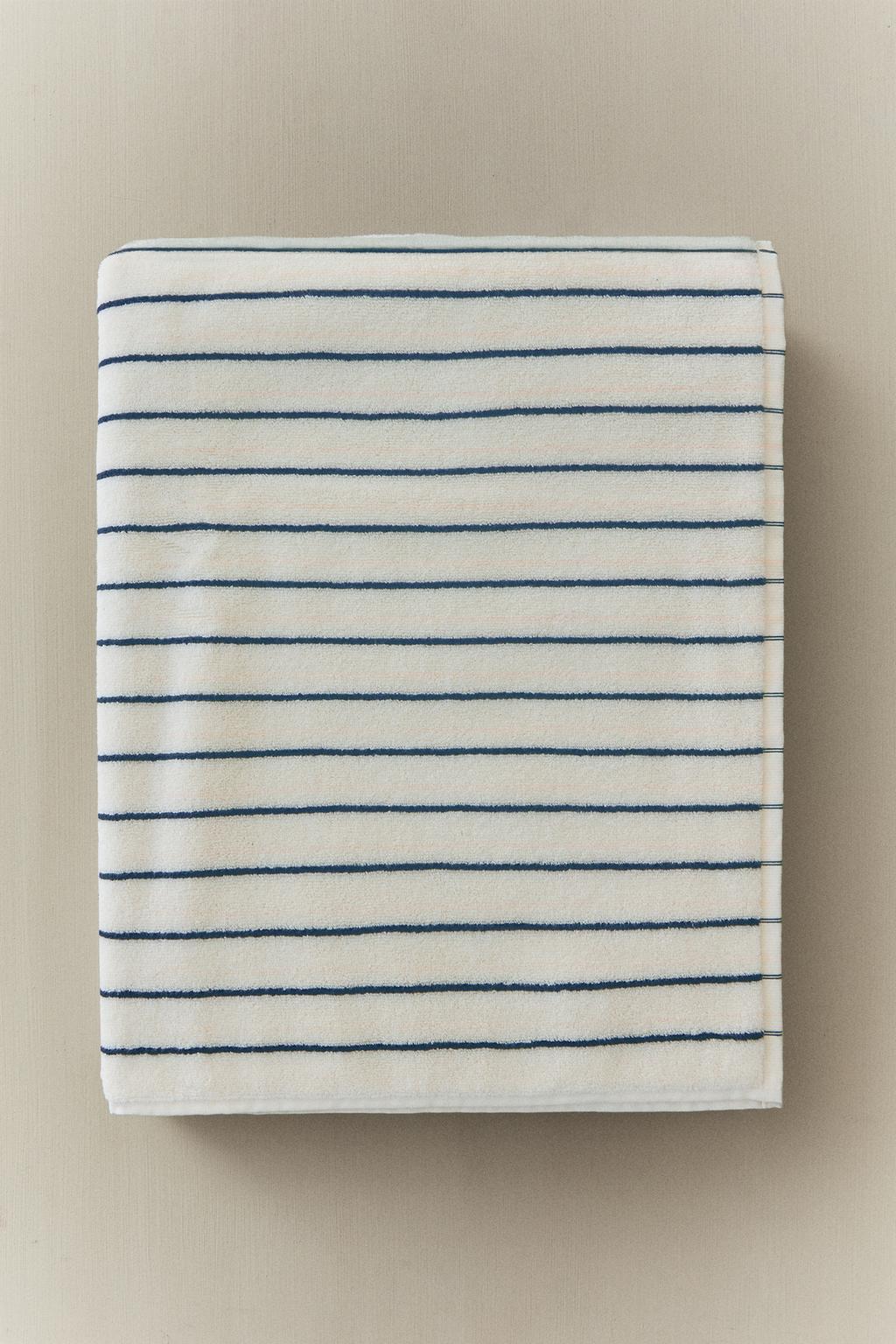 Полосатое полотенце для ванны
