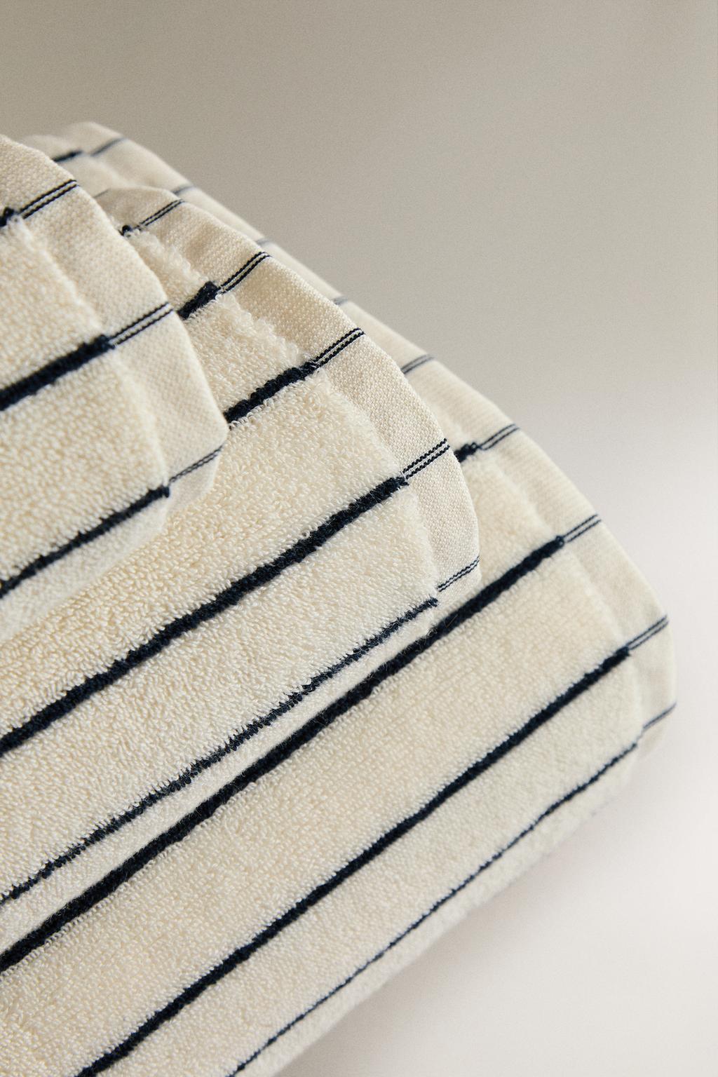 Полосатое полотенце для ванны