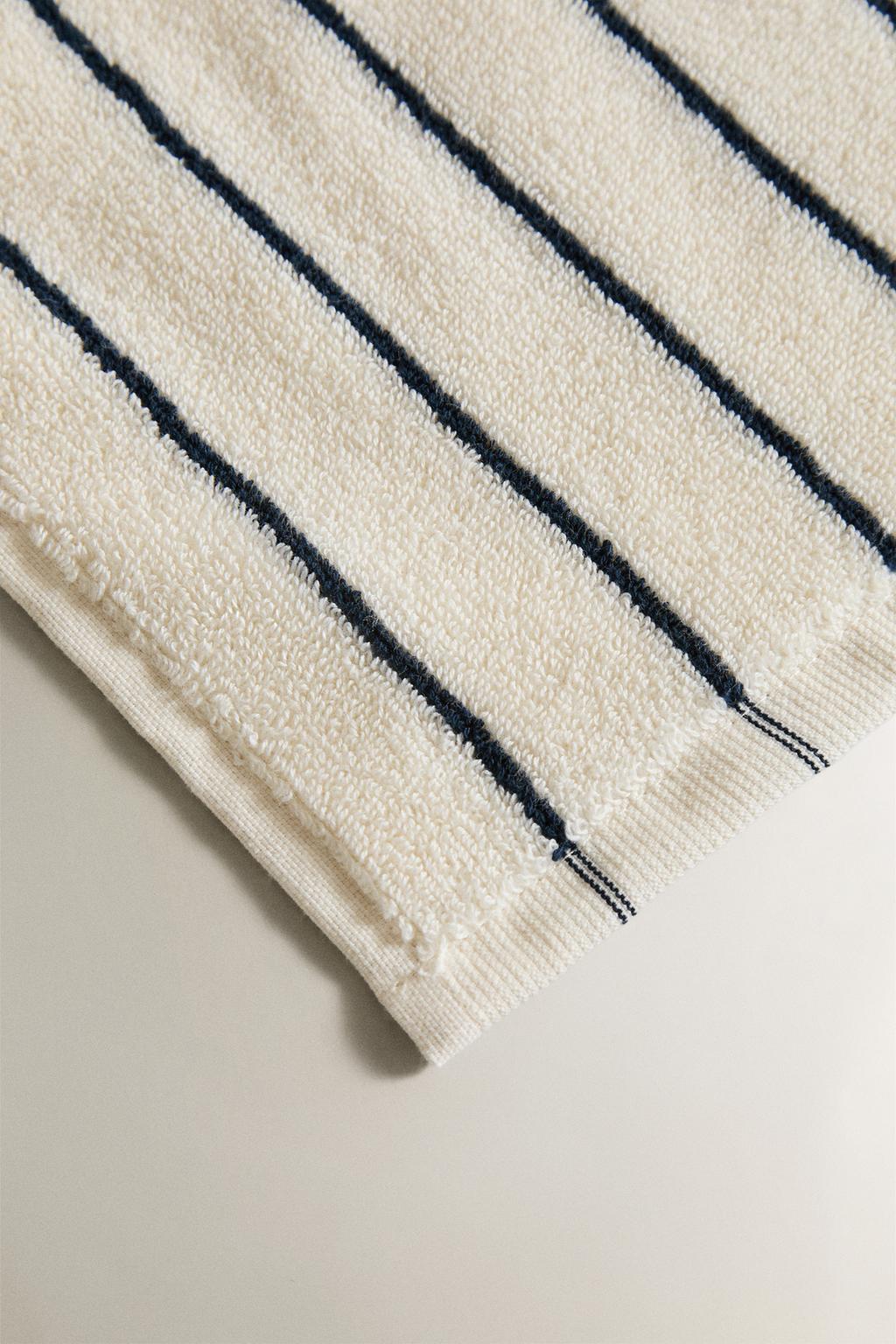 Полосатое полотенце для ванны